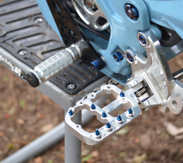 Pegs and foot locks